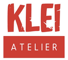 Logo van Klei Atelier. Het logo bestaat uit rode letters waarbij het woord klei wat kleine schrammen heeft en atelier in een rood vlak staat.